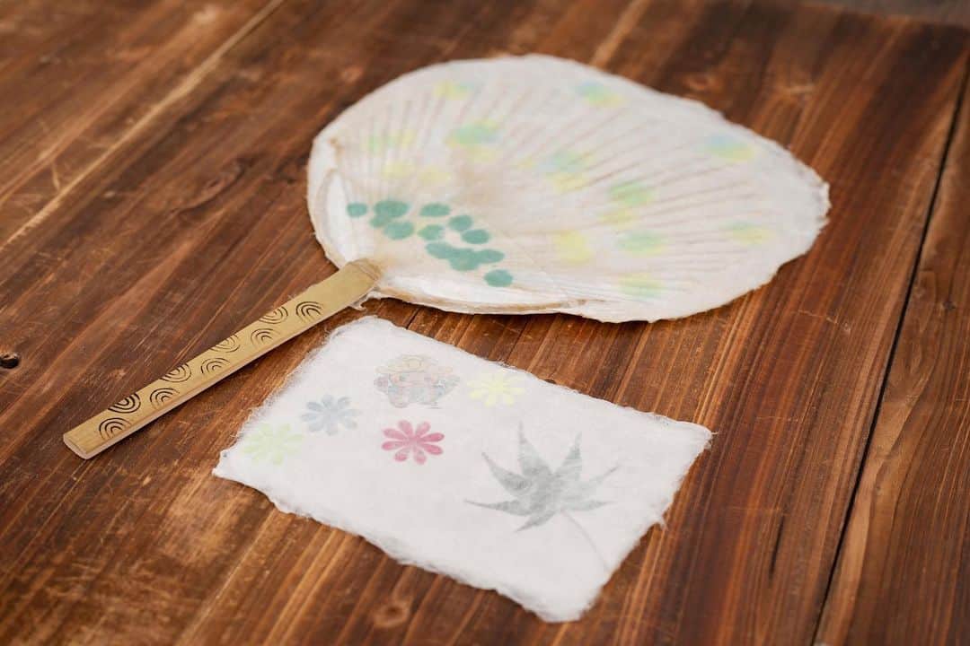 のインスタグラム：「The washi-making process! I tried out making traditional Washi paper last week at Adachi Washi Museum (Adachi Michi-no-Eki). It was a really fun experience and I definitely recommend it!」