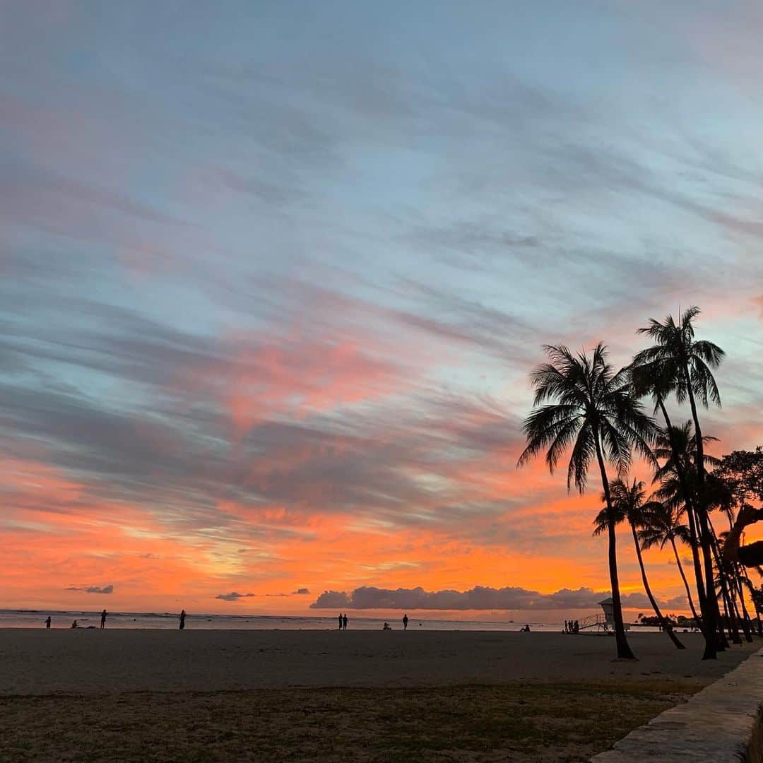 のインスタグラム：「今日も夕日がキレイでした✨  #hawaii #hawaiilife #sunset #beach #goodnight #ハワイ #サンセット」