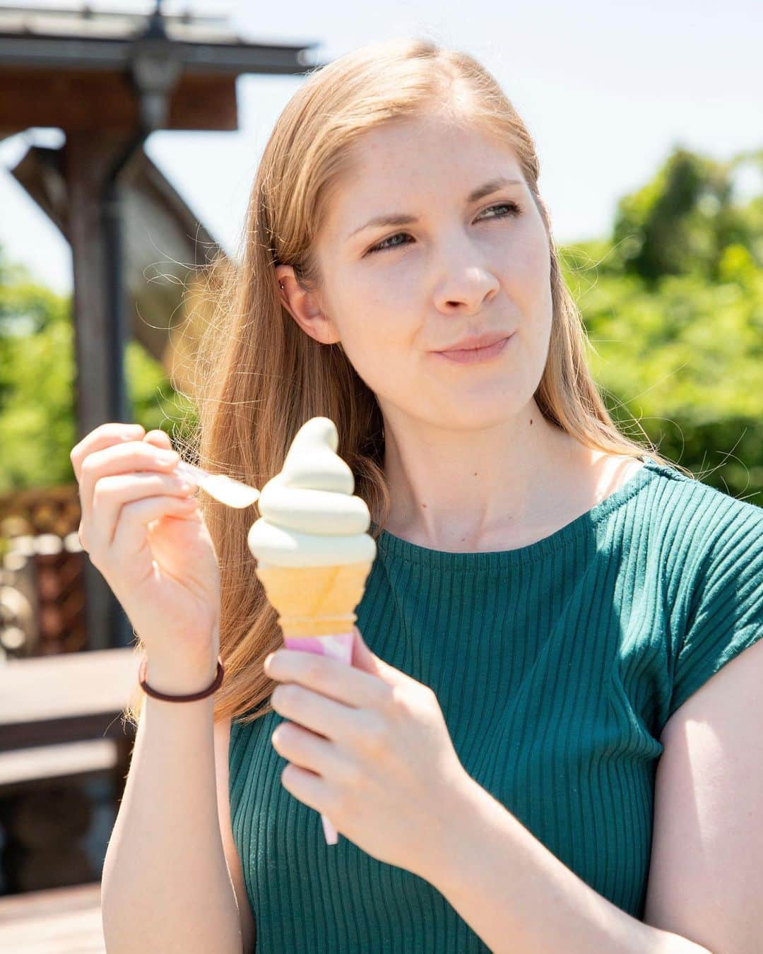 のインスタグラム：「Chowing down on a delicious soba-flavoured ice cream at the ice cream shop next to Adachi Washi Museum. The weather was so nice last week!」