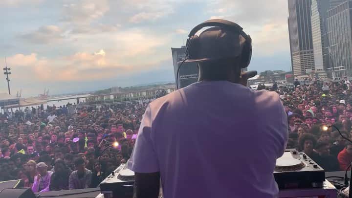 ファンクマスター・フレックスのインスタグラム：「Some call it “work” but I call it “living my dream” 🤷🏿‍♂️!!!! FunkFlex on the set! @litdigitaldjs」