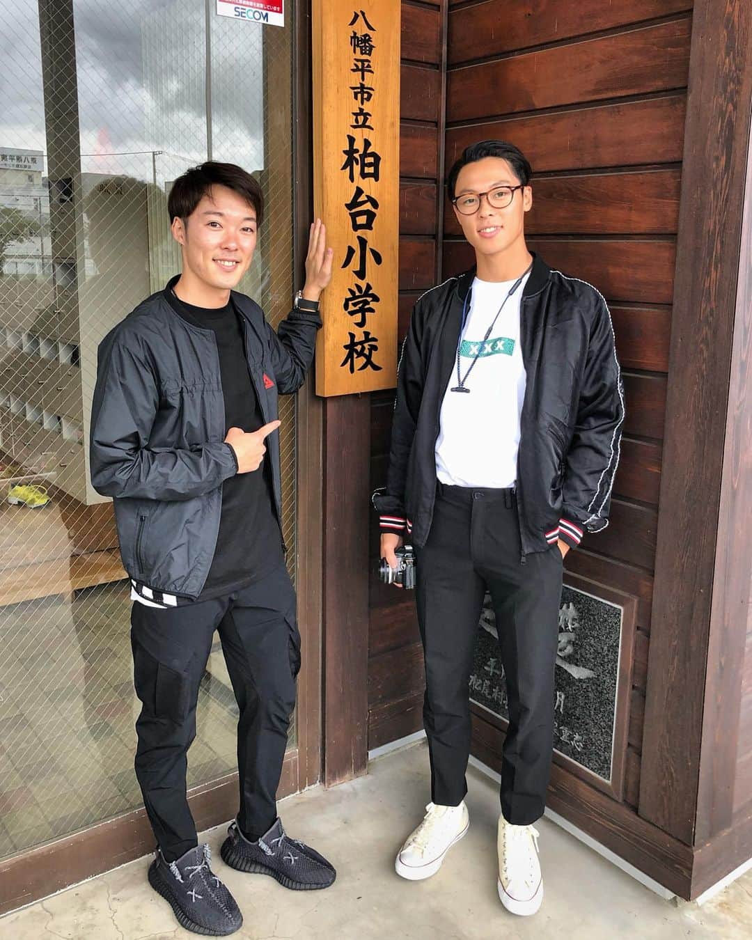 小林陵侑のインスタグラム：「ヤンキー母校帰るみたいになってた #土屋ホーム #小林陵侑 #ryoyukobayashi  #スカジャン #moncler #fragment #chacktaylor #godselectionxxx #兄ちゃんいい靴履いてるね」