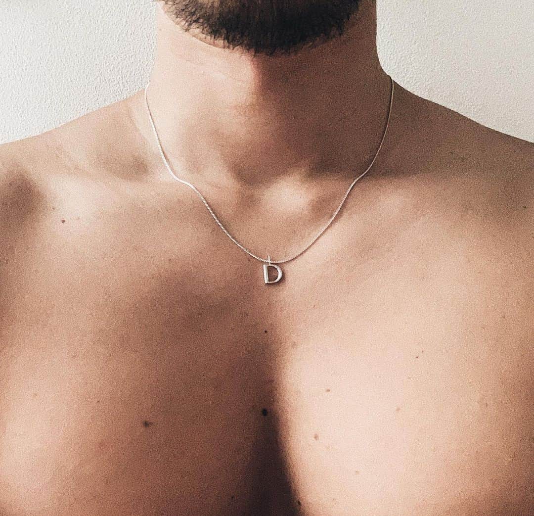 のインスタグラム：「自分の名前が気に入ってるのでイニシャルのデザインが好きなのですが、メンズのアクセでイニシャルデザインが少ないから嬉しい。  #D #fivethirtypark #mensaccessories」