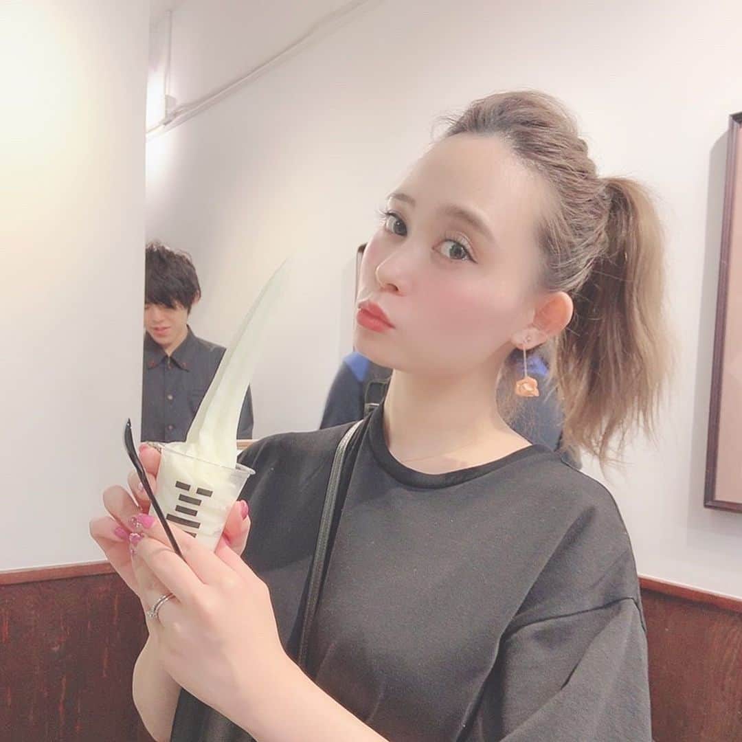 本田しおりのインスタグラム：「モスキート音が耳すまさんと聞こえんくなってきた31歳妊婦🤰  牛乳ソフト🍦大好物🤤  動物園楽しかった♡」