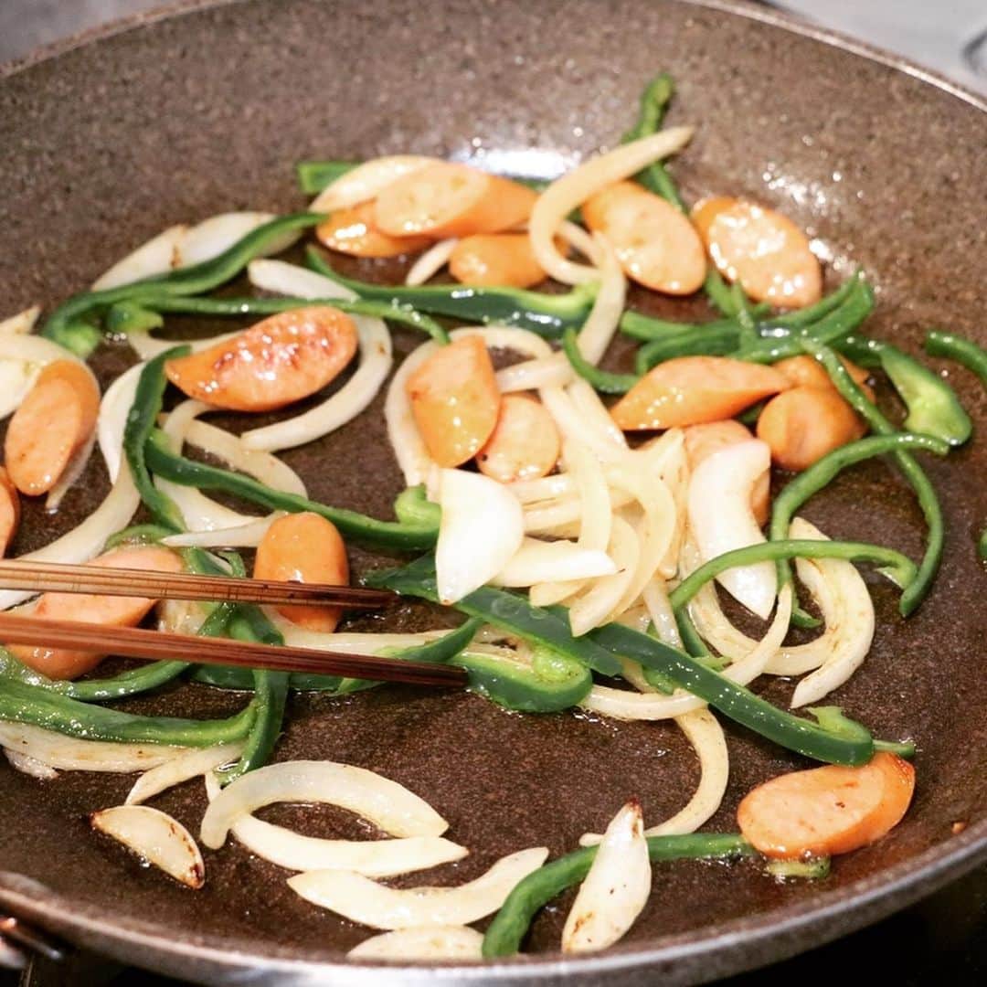 メシ通さんのインスタグラム写真 - (メシ通Instagram)「冷凍うどんで「ナポリタン」。 豆板醤とチョリソーでピリ辛に。 あっ、豆板醤はタバスコで代用してもOKです。  暑い季節に食べたくなる「スパイシーナポリタンうどん」【エダジュン】 https://www.hotpepper.jp/mesitsu/entry/edajun/19-00039  #mesitsu #メシ通 #グルメ #うどん #冷凍うどん #ナポリタン #ピリ辛 #ビールに合う #簡単 #レシピ #レシピブログ  #エダジュン #東京 #udon #spicy #Japanesewheatnoodle #noodle #neapolitan #gowellwithbeer #easy #delicious #recipe #recipeblog #japan #tokyo #edajun」6月21日 16時48分 - mesitsu