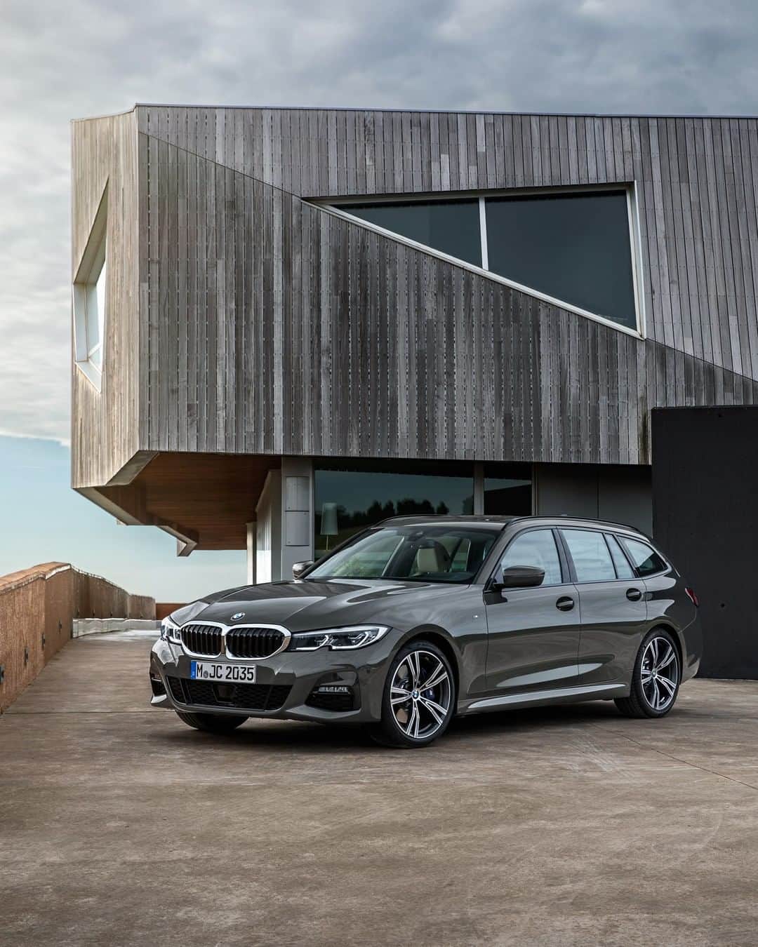 BMWのインスタグラム：「Stature of a top athlete. The all-new BMW 3 Series Touring. #BMW #3Series」