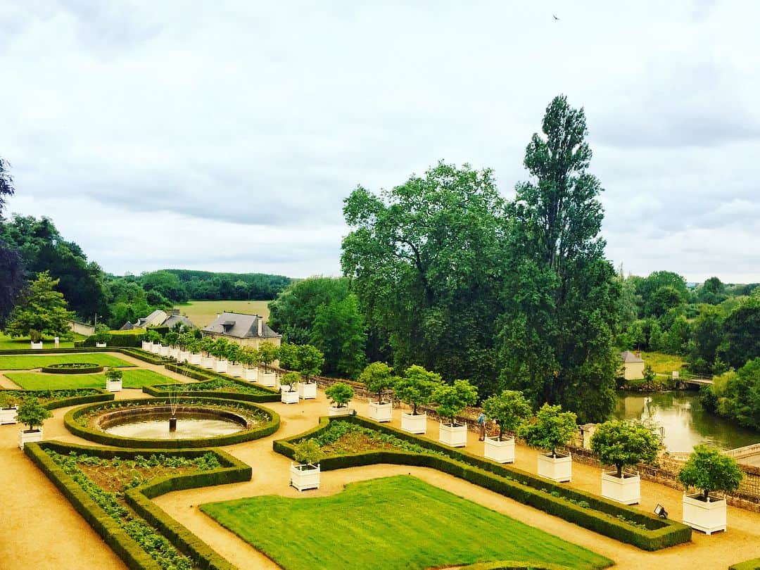 旅行比較サイト・トラベルコ 理想の旅を、いちばん安く。さんのインスタグラム写真 - (旅行比較サイト・トラベルコ 理想の旅を、いちばん安く。Instagram)「パリの南西部、ロワール地方にあるこちらのお城は #ユッセ城 。世界遺産に登録されているロワール渓谷古城郡のひとつで『 #眠れる森の美女 』の作者、シャルル•ペローがインスピレーションを受けたとされるお城でもあります。 * 城内では歴史ある調度品や装飾品を楽しめるほか、物語のシーンを再現した、蝋人形の展示も！　美しいフランス式庭園も見どころです♪ * おとぎ話の中に迷い込んだような気分で、観光してみてくださいね♡ * * * あなたが訪れた旅先での写真に《 @travelko_chan 》《 #トラベルコ 》《 #travelko 》とタグ付けして投稿してみてください！こちらのアカウントで紹介させていただくかもしれません♪ * * * #フランス #france #ロワール #loire #ユッセ城 #chateaudeusse #眠れる森の美女 #お城 #庭園 #世界遺産 #worldheritage #travel #trip #sightseeing #海外旅行 #フォトジェニック #旅行好きな人と繋がりたい #写真好きな人と繋がりたい #女子旅 #一人旅 #カメラ女子 #カメラ男子 #instatravel #travelgram  #instagood #instaphoto #l4l #travelko #トラベルコ #トラベルコちゃん @francefr @toursvaldeloiretourisme」6月21日 16時55分 - travelko_official