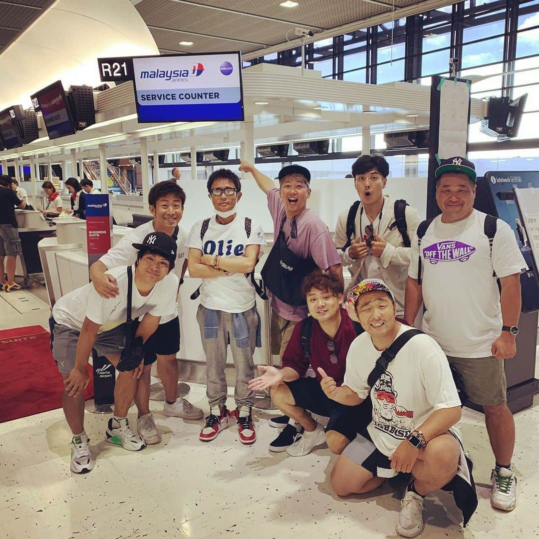 堤太輝さんのインスタグラム写真 - (堤太輝Instagram)「マレーシア🇲🇾ランカウイ島へGO🛩 #浜ちゃん後輩と行くマレーシアランカウイ島で休日 #大阪チャンネル で近日放送 #マレーシア #ランカウイ島 #浜田雅功 #ライセンス井本 #どりあんず平井 #どりあんず堤 #サカイストマサヨシ #チーモンチョーチュー菊地 #プラスマイナス岩橋 #天竺鼠瀬下」6月21日 16時56分 - 223_taiki