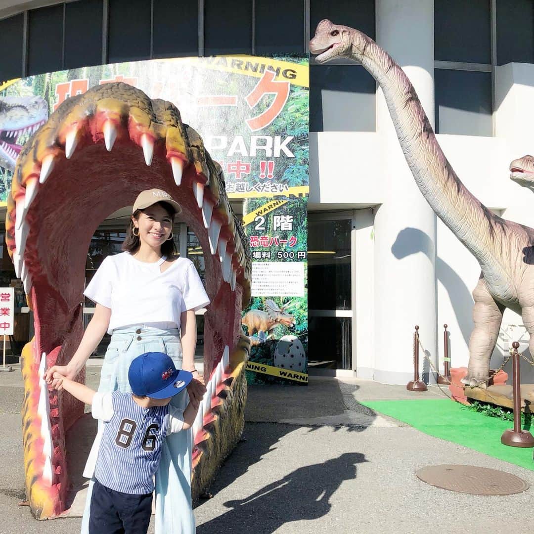 神戸蘭子さんのインスタグラム写真 - (神戸蘭子Instagram)「恐竜好き！ と言いながらビビる息子^ ^  #マザー牧場  #家族でお出かけ #恐竜  #ダイナソー #ママライフ」6月21日 17時01分 - ranran0414