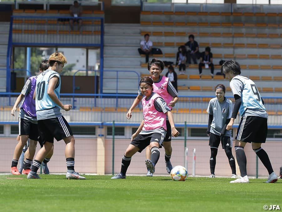 日本サッカー協会さんのインスタグラム写真 - (日本サッカー協会Instagram)「イングランド戦から一夜明けた6/20(木)、#なでしこジャパン は昨夜のスタメン組はリカバリー、サブ組はトレーニングを実施しました。ラウンド16のオランダ戦に向けて、着々と準備を進めます。 ・ ✍️JFA.jpでは、活動レポートを掲載中！ ・ ＜FIFA女子ワールドカップフランス2019＞ なでしこジャパン🇯🇵試合日程  6/10 25:00｜0-0アルゼンチン🇦🇷 6/14 22:00｜2-1 スコットランド🏴󠁧󠁢󠁳󠁣󠁴󠁿 6/20 04:00｜0-2イングランド🏴󠁧󠁢󠁥󠁮󠁧󠁿 6/26 04:00｜vsオランダ🇳🇱 📺フジテレビ系列、NHK BS、J SPORTSで生中継！ ・ #nadeshiko #世界のなでしこ #なでしこジャパン#FIFAWWC」6月21日 16時59分 - japanfootballassociation