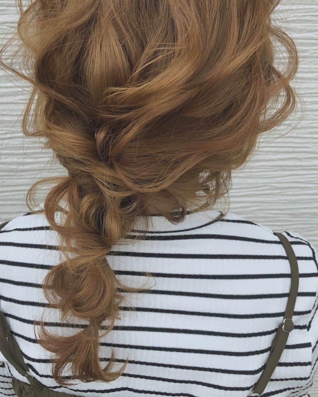 yu nakamura ヘアアレンジ hairarrangeのインスタグラム：「もこもこアレンジ♬  私事ですが @wbcnagoya  で人生初のレーザートーニングしてきました★ シミが気になってきたので… まだ一回目だけど化粧のりがいい♡ 何回か続けるといいとの事なので頑張って通うかな!! 隣の可愛い子は今年バイトで入ってきた美容学生のマナちゃん♡ なんと15歳!!!この卵肌!!!羨ましいの一言!!! 15歳には戻れないけどw現状維持頑張ります★  #レーザートーニング#ウェルネスビューティークリニック名古屋院」