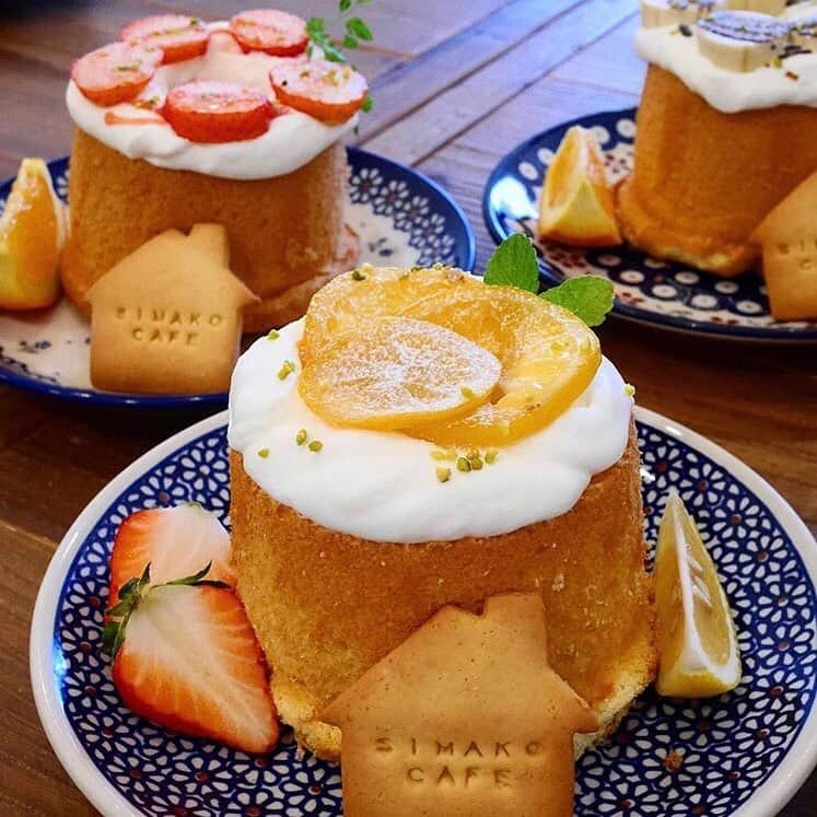 aumoグルメさんのインスタグラム写真 - (aumoグルメInstagram)「. ♥🧁魅力溢れるシフォンケーキ🧁❤︎ . 思わず写真を撮ってしまいたくなる こちらのシフォンケーキ😋 選べるフルーツの酸味と甘さひかえめのクリームの相性が◎🍋 お皿はステキなポーリッシュポタリー🍽 . 写真提供 :  @s_raindrops さん﻿﻿ 素敵なお写真をありがとうございました♡﻿﻿﻿ .﻿﻿ 店名：【しまこカフェ】 ぜひ訪れてみてくださいね。﻿﻿ .﻿﻿ ﻿﻿ あなたが撮影したベストグルメpicに﻿﻿ 「#aumo」を付けて教えて下さいっ☺︎﻿﻿﻿ あなたの投稿が紹介されるかも♪﻿﻿﻿﻿﻿ .﻿﻿ aumoアプリは毎日配信！おでかけや最新グルメなどaumo読者が気になる情報が満載♡﻿﻿ ダウンロードはプロフィールのURLから✔︎﻿﻿﻿ (iPhone&Android版)﻿﻿ . #しまこカフェ#シフォンケーキ#ポーリッシュポタリー#大阪カフェ#大阪グルメ#大阪スイーツ#大阪旅行#大阪散歩#カフェ部#カフェ巡り#カフェ#カフェ好き#スイーツ部#スイーツ巡り#スイーツ#スイーツ好き#카페스타그램#카페투어#카페추천#카페탐방」6月21日 17時05分 - aumo_gourmet