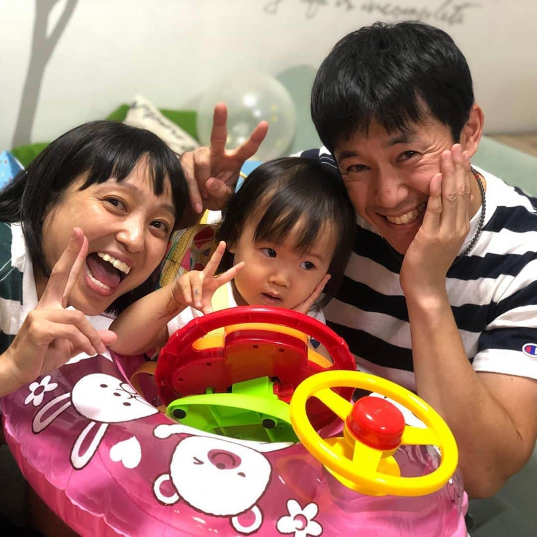 森渉さんのインスタグラム写真 - (森渉Instagram)「2歳の儀式を無事終えました( ^ω^ ) お祝いに来てくれた江上さんchayさんありがとうございました✨ #千笑 #金田朋子 #森渉 #chay #ニッチェ #江上 #家族 #family #誕生日 #birthday #儀式 #笑顔 #smile #壁をぶち破る  #娘は幸せものです✨」6月21日 17時07分 - watarumori.sports