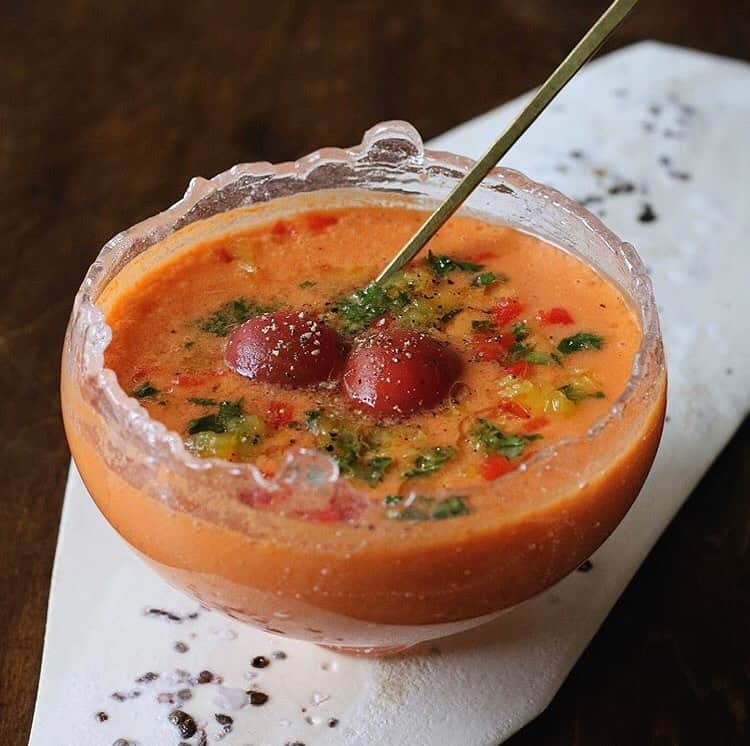 ポケットマルシェ(ポケマル) さんのインスタグラム写真 - (ポケットマルシェ(ポケマル) Instagram)「リコピンたくさん、ミニトマト！ お弁当によく登場するミニトマト。実は、普通のトマトよりも栄養価に優れているんです🍅 ・ そんなミニトマトを使った「ガスパチョ」を作ってくださったのは @non_la_non さん。 トマトの冷製スープ、涼しい気分になります😌 こちらのレシピは、ポケマルのフリーペーパーにも掲載させていただきました✨ ・ 使っているのは、茨城県・川上農園さんのミニトマト。 肉厚で甘みの強い「アルル」という品種が一番人気名のだそう。 川上農園さんのミニトマトは6月末までとのこと🏃‍♂️💨 @non_la_nonさんのレシピでは、ミキサーひとつで簡単にガスパチョができるそう。 ミニトマトを使って一緒にチャレンジしましょう💪 ・ #ミニトマト #トマト #ガスパチョ #冷製スープ  #茨城県 #川上農園  #ポケットマルシェ #ポケマル #農家漁師から直接買えるアプリ#生産者の顔が浮かぶ食卓 #農家直送 #産地直送 #産直 #野菜 #旬 #料理 #手作り料理 #おうちごはん」6月21日 17時08分 - pocket.marche