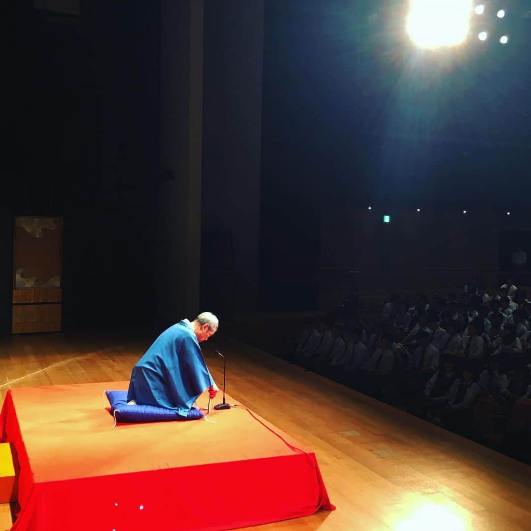 桂かい枝さんのインスタグラム写真 - (桂かい枝Instagram)「昨日は泉北で学校公演、午前午後の二回公演  トリは福団治師匠  80歳近い師匠が、「饅頭怖い」で16、7、8歳の高校生を爆笑させるんです  ほんまにすごい！！！ 芸の力に毎回感動します  学生さんにはぜひ生で落語を体験して欲しいっす  #落語 #寄席 #英語落語」6月21日 17時18分 - kaishikatsura