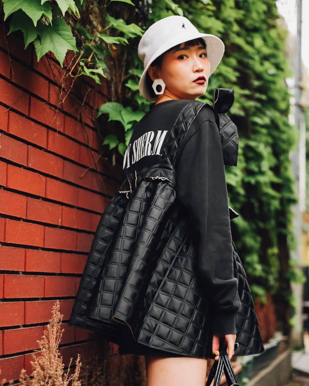 Fashionsnap.comさんのインスタグラム写真 - (Fashionsnap.comInstagram)「【#スナップ_fs】 Name HAO MENG  Dress #UNDERCOVER Bag #OFFWHITE Hat #KANGOL  #fashionsnap #fashionsnap_women」6月21日 17時11分 - fashionsnapcom