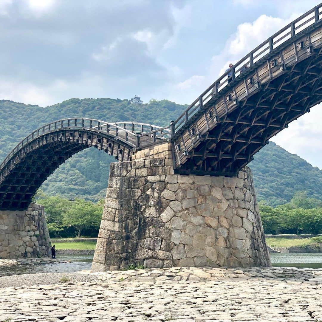 布袋寅泰さんのインスタグラム写真 - (布袋寅泰Instagram)「Discover Japan 今日は山口県の岩国城へ。 美しい錦帯橋を渡りロープウェイに乗り山みちを歩き城が見えてきた時の感動。自然の光と古の時に佇む吉香公園の美しきこと。昼寝中の猫やポップなソフトクリーム屋さん。至福の時間でした。日本は美しい！#discoverjapan #iwakunicastle #kintaibridge #岩国城 #錦帯橋 #布袋寅泰 #日本の美」6月21日 17時13分 - hotei_official