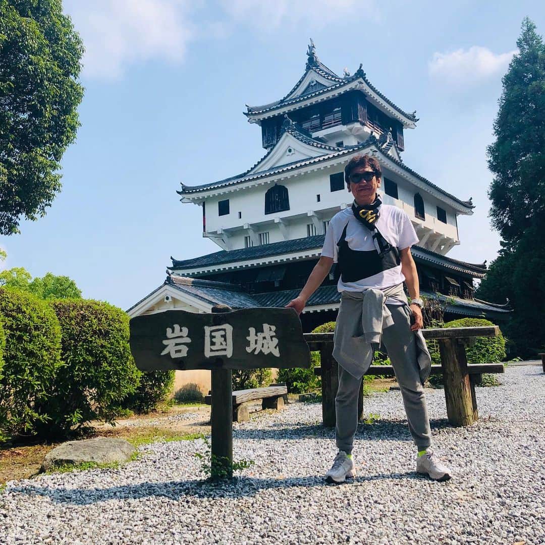布袋寅泰さんのインスタグラム写真 - (布袋寅泰Instagram)「Discover Japan 今日は山口県の岩国城へ。 美しい錦帯橋を渡りロープウェイに乗り山みちを歩き城が見えてきた時の感動。自然の光と古の時に佇む吉香公園の美しきこと。昼寝中の猫やポップなソフトクリーム屋さん。至福の時間でした。日本は美しい！#discoverjapan #iwakunicastle #kintaibridge #岩国城 #錦帯橋 #布袋寅泰 #日本の美」6月21日 17時13分 - hotei_official