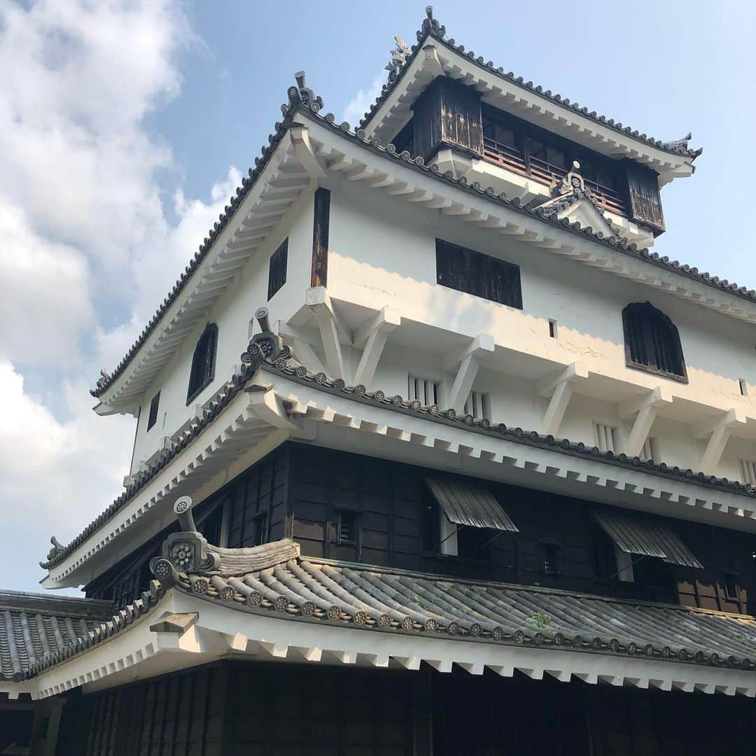 布袋寅泰さんのインスタグラム写真 - (布袋寅泰Instagram)「Discover Japan 今日は山口県の岩国城へ。 美しい錦帯橋を渡りロープウェイに乗り山みちを歩き城が見えてきた時の感動。自然の光と古の時に佇む吉香公園の美しきこと。昼寝中の猫やポップなソフトクリーム屋さん。至福の時間でした。日本は美しい！#discoverjapan #iwakunicastle #kintaibridge #岩国城 #錦帯橋 #布袋寅泰 #日本の美」6月21日 17時13分 - hotei_official