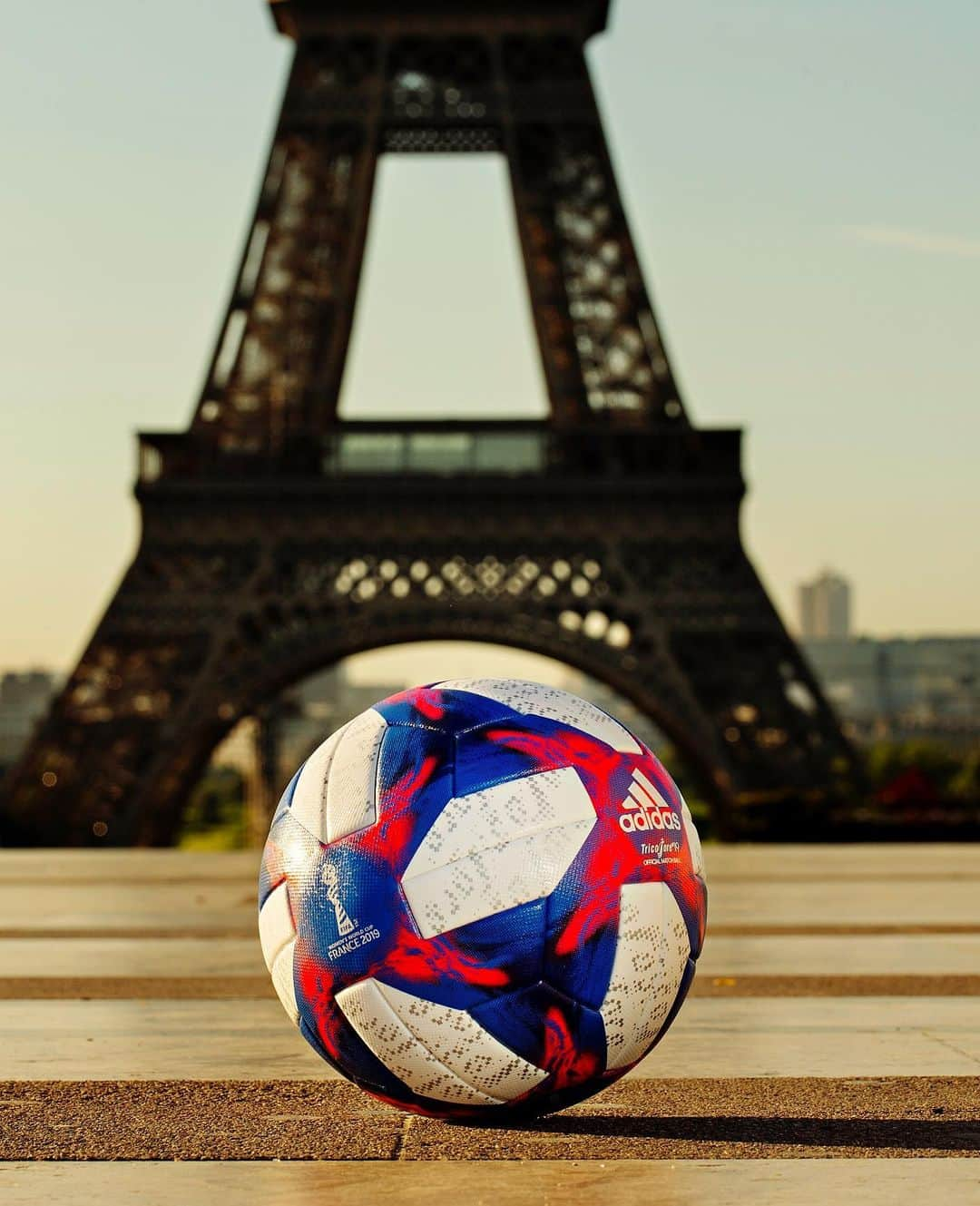 adidas Footballさんのインスタグラム写真 - (adidas FootballInstagram)「Tricolore. 🇫🇷 Introducing the Tricolore 19, the Official Match Ball of the FIFA Women’s World Cup France 2019™ knockout phase. #DareToCreate . #FIFAWWC #Football #Soccer #adidasFootball」6月21日 17時16分 - adidasfootball