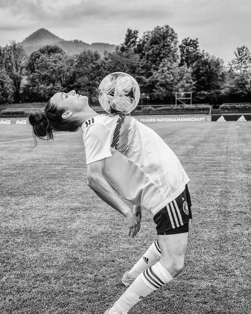 Lina Magullのインスタグラム：「Become one with the ball ⚽️ >>gameday-1<< #dfb #germany #imteam #fifawwc #roundof16 #allezmaximal」