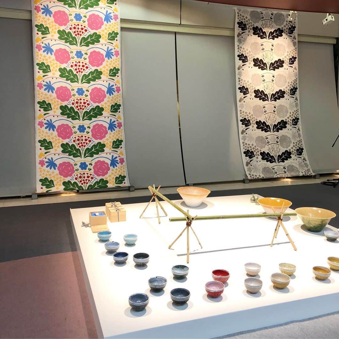 フィガロジャポンさんのインスタグラム写真 - (フィガロジャポンInstagram)「現在スパイラルで開催中の「石本藤雄展  マリメッコの花から陶の実へ」。松山、京都と巡回し、ここ東京で最終となります。 可愛らしいお花の陶板から侘び寂びを感じさせる「冬瓜」のインスタレーション、そしてマリメッコ時代に手がけたファブリックまで、見応えのある展示になっています。限定のシルクスクリーン（8枚目）も販売中。 期間中はスパイラルカフェで石本さんが拠点とするヘルシンキのカフェ・アアルトのメニューも展開したり、7階のネイルサロンでは石本さんのデザインをモチーフにしたネイルアートの提案も！ さらに、マリメッコ表参道では7/7まで、石本さんのテキスタイルを使った秋冬コレクションの先行予約や、アーカイブから石本さんデザインのファブリックを数量限定で発売中です。石本さんの世界に浸れる貴重な機会！ スパイラルの展示は6月30日（日）まで。（編集MI） #石本藤雄 #マリメッコ #アラビア #fujioishimoto #marimekko #arabia」6月21日 17時26分 - madamefigarojapon