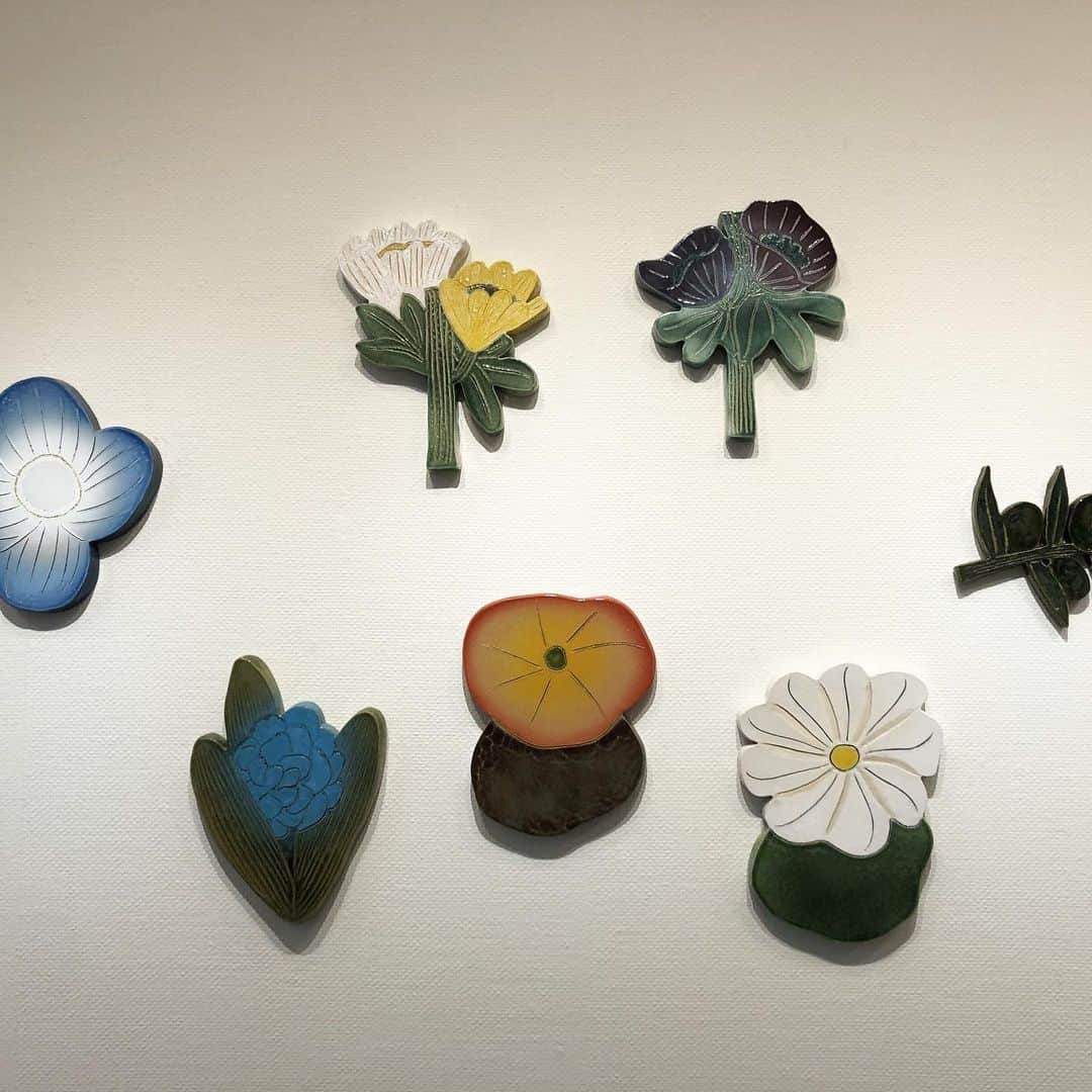 フィガロジャポンさんのインスタグラム写真 - (フィガロジャポンInstagram)「現在スパイラルで開催中の「石本藤雄展  マリメッコの花から陶の実へ」。松山、京都と巡回し、ここ東京で最終となります。 可愛らしいお花の陶板から侘び寂びを感じさせる「冬瓜」のインスタレーション、そしてマリメッコ時代に手がけたファブリックまで、見応えのある展示になっています。限定のシルクスクリーン（8枚目）も販売中。 期間中はスパイラルカフェで石本さんが拠点とするヘルシンキのカフェ・アアルトのメニューも展開したり、7階のネイルサロンでは石本さんのデザインをモチーフにしたネイルアートの提案も！ さらに、マリメッコ表参道では7/7まで、石本さんのテキスタイルを使った秋冬コレクションの先行予約や、アーカイブから石本さんデザインのファブリックを数量限定で発売中です。石本さんの世界に浸れる貴重な機会！ スパイラルの展示は6月30日（日）まで。（編集MI） #石本藤雄 #マリメッコ #アラビア #fujioishimoto #marimekko #arabia」6月21日 17時26分 - madamefigarojapon