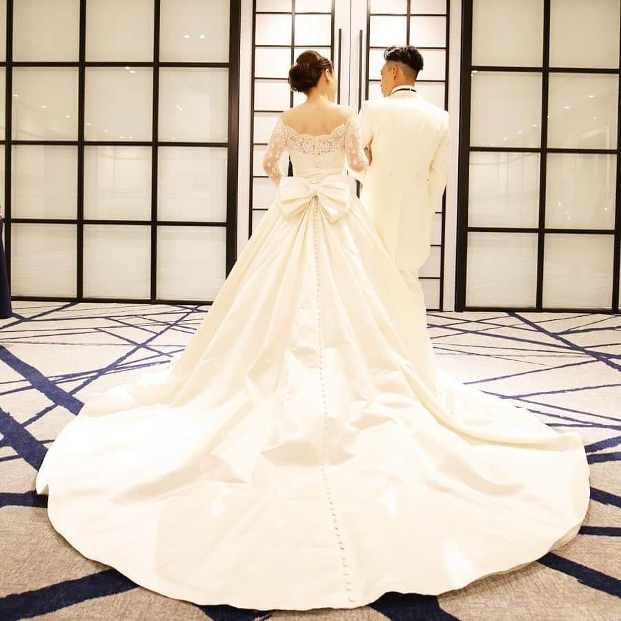 ホテルモントレウェディング【公式】 のインスタグラム：「♥ ￣￣￣￣￣￣￣￣￣￣ @montereyweddingをフォローして 『 #モントレ花嫁 』『 #ホテルモントレ』の タグをつけて投稿してくださいね＊*. . バックスタイルはが映える 大人気のロングトレーンのドレス♡ 刺繍やレースがとっても上品✧ . ◆ホテルモントレ公式HPはこちら* https://www.monterey-wedding.jp . #モントレ #モントレ花婿  #dressy花嫁 #プレ花嫁 #marry花嫁 #卒花 #marryxoxo #wedding #weddingceremony #weddingreception #weddingparty #weddingdress #dress #flower #weddingbouquets #プラコレ #結婚式場 #ウエディングニュース  #日本中のプレ花嫁さんと繋がりたい #結婚式 #パーティー #披露宴 #ホテルウェディング #ウェディングドレス #カラードレス #ドレス迷子 #ドレス」