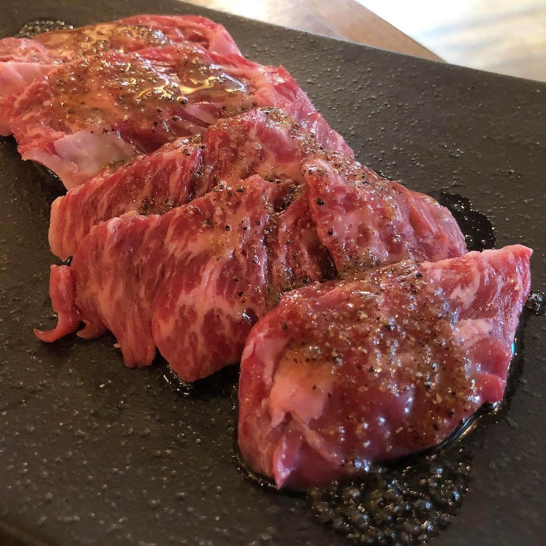 Mika Jimboさんのインスタグラム写真 - (Mika JimboInstagram)「仕事終わりに新規開拓#焼肉ババア 🥩何度か予約が取れず行けてなかった #Ushihachi 渋谷店。 ふつーに美味しい、安い‼️立地とか考えるとかなり良いかと👍🏽. . 気になる点といえばおしぼりが臭い。 あとマルチョウは少し臭みがあって美味しくなかったけど、ほかのお肉は値段の割にかなり美味しくて渋谷でご飯難民としては嬉しい発見🥺💘. . 謎のパパ活民みたいな客が多かったのが怖かったけど、再来有りだね👌🏽. . ご飯系は頼んでないからわかんないけど、肉質はまあまあ良い😘. . 一番最後の写真は原ちゃんの指が短すぎてホルモンみたいだったから撮った🥺かわいい小指👌🏽. .  #東京のうまいメシシリーズ  #焼肉ババア #渋谷グルメ#渋谷#shibuya#うしはち#肉しか信じない#ホルモンみたいな指 でも肉にくっついてる部位の名前が書いてあるやつ使い回しなのはわかるけど文字が消えてるのは使うのやめよう🥺？」6月21日 17時19分 - mikajimbox