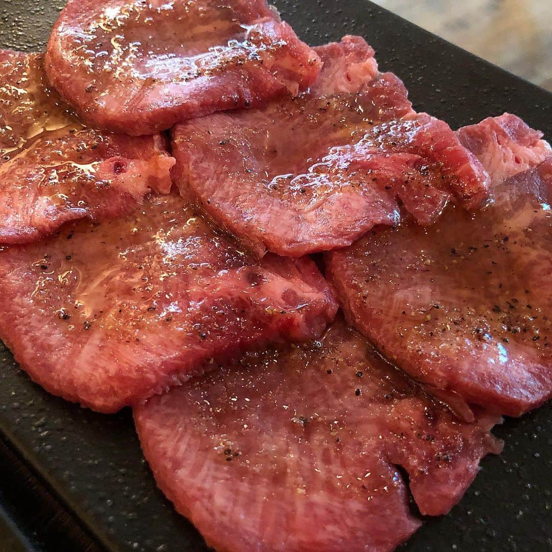 Mika Jimboさんのインスタグラム写真 - (Mika JimboInstagram)「仕事終わりに新規開拓#焼肉ババア 🥩何度か予約が取れず行けてなかった #Ushihachi 渋谷店。 ふつーに美味しい、安い‼️立地とか考えるとかなり良いかと👍🏽. . 気になる点といえばおしぼりが臭い。 あとマルチョウは少し臭みがあって美味しくなかったけど、ほかのお肉は値段の割にかなり美味しくて渋谷でご飯難民としては嬉しい発見🥺💘. . 謎のパパ活民みたいな客が多かったのが怖かったけど、再来有りだね👌🏽. . ご飯系は頼んでないからわかんないけど、肉質はまあまあ良い😘. . 一番最後の写真は原ちゃんの指が短すぎてホルモンみたいだったから撮った🥺かわいい小指👌🏽. .  #東京のうまいメシシリーズ  #焼肉ババア #渋谷グルメ#渋谷#shibuya#うしはち#肉しか信じない#ホルモンみたいな指 でも肉にくっついてる部位の名前が書いてあるやつ使い回しなのはわかるけど文字が消えてるのは使うのやめよう🥺？」6月21日 17時19分 - mikajimbox