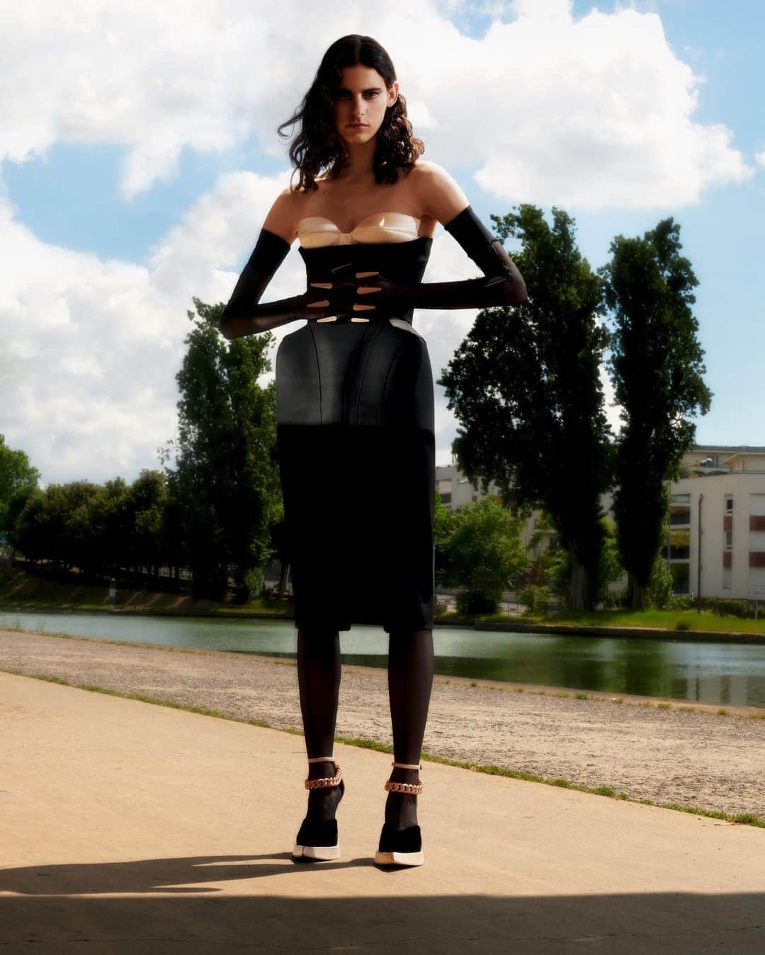 のインスタグラム：「Cyrielle Lalande, french model, for Mugler Resort 2020. - Cyrielle wears a black sculptural hip dress with a blush corset, black sheer gloves with matching hosiery and black leather platform pumps. - Creative Director @cadwallader  Styling @alex_jordan_harrington  Photography @arnaudlajeunie Casting @julialangecasting Hair @jondefranc Make up @christinecorbel Movement @jordandrobson  Production @kitten_production Model @cyriellellnd  #mugler」