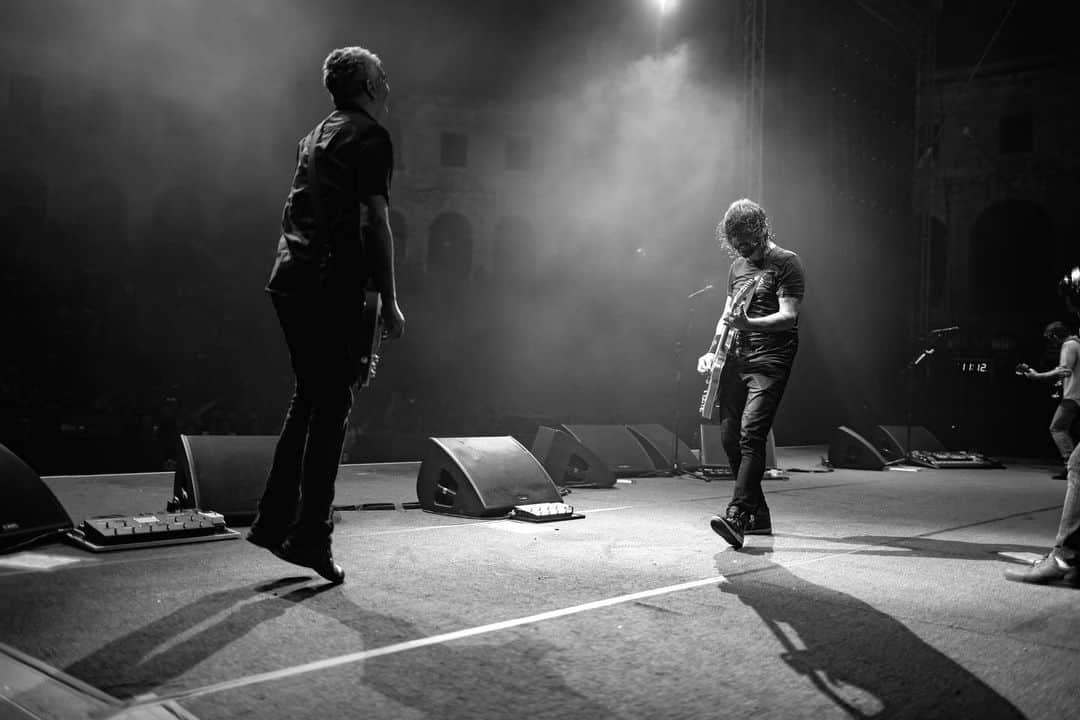 フー・ファイターズのインスタグラム：「@southsidefestival ARE YOU READY?? 🎸 21:45 TONIGHT | GREEN STAGE #southside19 📷: @scarlet_bucket」
