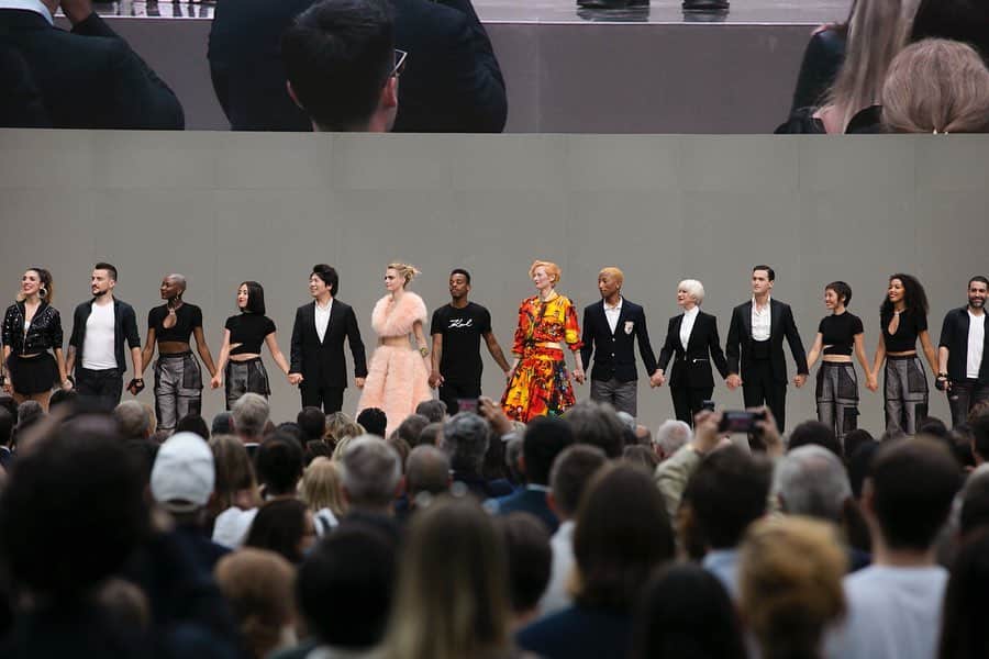 Vogue Italiaさんのインスタグラム写真 - (Vogue ItaliaInstagram)「A Tribute to Karl Lagerfeld. Yesterday the Houses of @chanelofficial, @fendi (@lvmh) and @karllagerfeld all came together to pay tribute to Karl Lagerfeld at a celebration designed, directed and staged by Robert Carsen. The many facets of this extraordinary man were evoked through a tapestry of videos filmed throughout his life, interspersed with testimonials from people who knew him, as well as the generous “live” contributions of highly talented actors, musicians, dancers who interpreted some of the music and literature Karl loved so much. Discover more on vogue.it」6月21日 17時26分 - vogueitalia