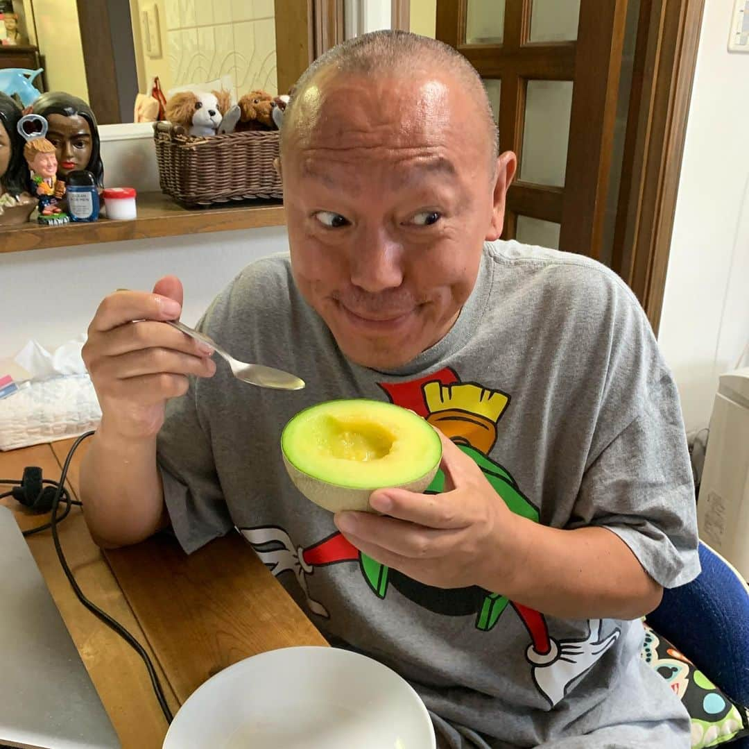 なべやかんさんのインスタグラム写真 - (なべやかんInstagram)「メロンを1人で食べる男。 1人で一個を完食。 居候に遠慮なし。 いつかしっかりとしたバチが居候に当たりますように。  #メロン #居候 #居候芸人 #ハプニング #バー  #ヨゴレ #汁 #男優 #勃ちっぱなし #エブリデイ」6月21日 17時30分 - yakan_nabe