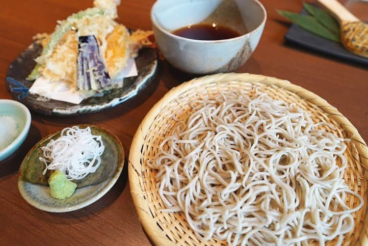 福岡グルメ 福岡ランチ「デビログ」さんのインスタグラム写真 - (福岡グルメ 福岡ランチ「デビログ」Instagram)「4月25日にリニューアルした博多駅の「くうてん」の新店舗レポート❗️⑤ 今回は9階にある『石臼挽きそば 石月』 ここは店内に石臼があるので挽きたての蕎麦が楽しめる😋(pic2) 蕎麦の香りが良いね～🙆‍♂️ 夕方、陽が沈むのを見ながらの日本酒(pic8)と蕎麦はなんとも大人な感じ✌️ 「石の膳」(初夏のコース)3,241円・税別(pic3)の中から 「焼き味噌」(pic4) 「季節の前菜三種盛り」(pic5) 「海老と初夏野菜の天ぷら盛り合わせ」(pic6) 「もりそば」(pic1,7) 夜のみだが、前日までの予約で飲み放題(2時間)付き5,000円・税込のコースもある！ 6～15名まで対応できる個室があるのも嬉しい👍(pic9) 外観(pic10) . #石臼挽きそば石月 #福岡市博多区博多駅中央街 1-1 #シティダイニングくうてん 9F 092-710-5152 11:00～23:00 (22:00 LO) . ♦️福岡グルメ 福岡ランチを検索できるブログ は「デビログ」で検索👉 ♦️マニアックな情報や本当に美味しいお店情報なら「もっとデビログ」で検索👉 . #博多駅グルメ #博多駅ランチ #くうてん #くうてんリニューアル #くうてん9階 #JR博多シティ #JR博多シティアミュプラザ #石月 #福岡蕎麦 #福岡そば  #そば呑み #福岡 #博多 #fukuokapics #fukuoka #fukuokacity #hakata #fukuokarestaurant #fukuokagourmet #福岡グルメ #福岡ランチ #福岡ごはん #福岡ご飯 #食べログ福岡 #福岡飯 #福岡食べ歩き #PR」6月21日 17時33分 - devi_takahashi