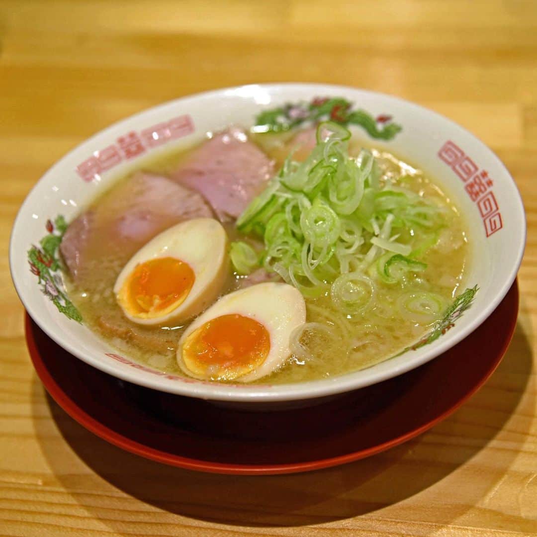 The Japan Timesさんのインスタグラム写真 - (The Japan TimesInstagram)「Early on in their lives, Yuki Yoshioka and Ginta Yamaguchi knew what they wanted to do when they grew up: run their own ramen restaurant. For both, ramen is their favorite noodle, and since high school the pair worked part-time jobs at different ramen shops. Yoshioka and Yamaguchi have been friends since junior high school, and in the first year of high school they started to give serious consideration to what they would need to set up their own shop. The pair borrowed an old van from Yamaguchi’s father and took a year-long ramen trip around Japan. Now, at age 22, they have their very own noodle shop in Kyoto called Ramen no Bonbo. (J.J. O'Donoghue photos) . . . . . . #Japan #Kyoto #ramen #noodles #instafood #japanesefood #travel #日本 #京都 #ラーメン #めん #食事 #食べ物 #美味しい #旅行 #日本料理 #🍜」6月21日 17時43分 - thejapantimes