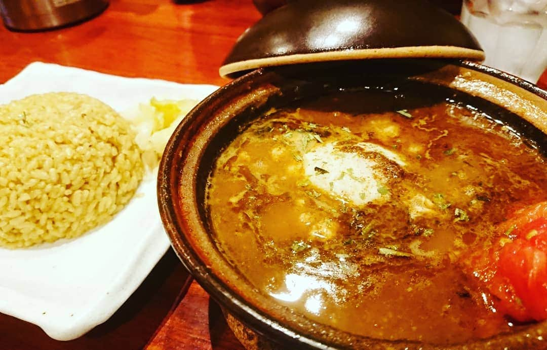 高井俊彦さんのインスタグラム写真 - (高井俊彦Instagram)「【今日のカレー🍛✨】 南船場にある行列の出来る名店『橋本屋』☺️ 目の前でスパイス配合してくれるので薫りたつルー‼️ 土鍋で出てくるので冷めない‼️ 途中でトマト、温泉玉子を崩して食べると風味が変わる‼️‼️ 絶品やがな⤴️⤴️⤴️」6月21日 17時39分 - takai_toshihiko