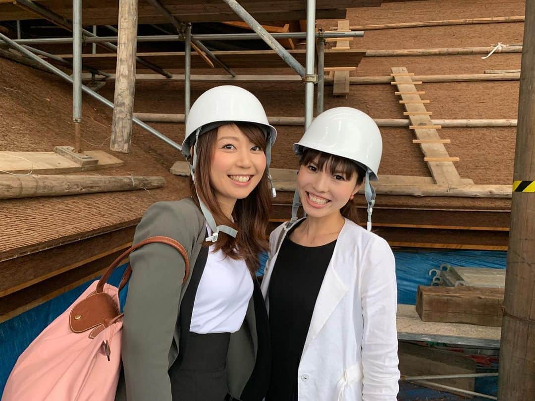 須黒清華のインスタグラム：「京都のつづき… (だいぶ間が空いてしまった笑) . 泉涌寺の後は清水寺へ。 今、ご本堂は屋根の葺き替え工事中。 特別に作業の現場を見せて頂きました‼︎ 宮大工さんたちが手作業で丁寧に積み上げていく、とても大変な作業。 こうして歴史や伝統は受け継がれていくんですね。 シートに覆われたはご本堂は少し残念な気もしますが、 これが見られるのも40〜50年に一度‼︎ と考えると、特別な感じがしますね✨ . 住職の永玄さん。 素敵な声で語られるお話が、すーっと心に染み入ってくる、本当に素敵な方でした‼︎ 一度会えば誰もがあっという間にファンになってしまいます✨✨ あー、ずっとあそこでぼーっとしていたかった‼︎笑 #京都 #kyoto #feelkiyomizudera #清水寺 #永玄さん」