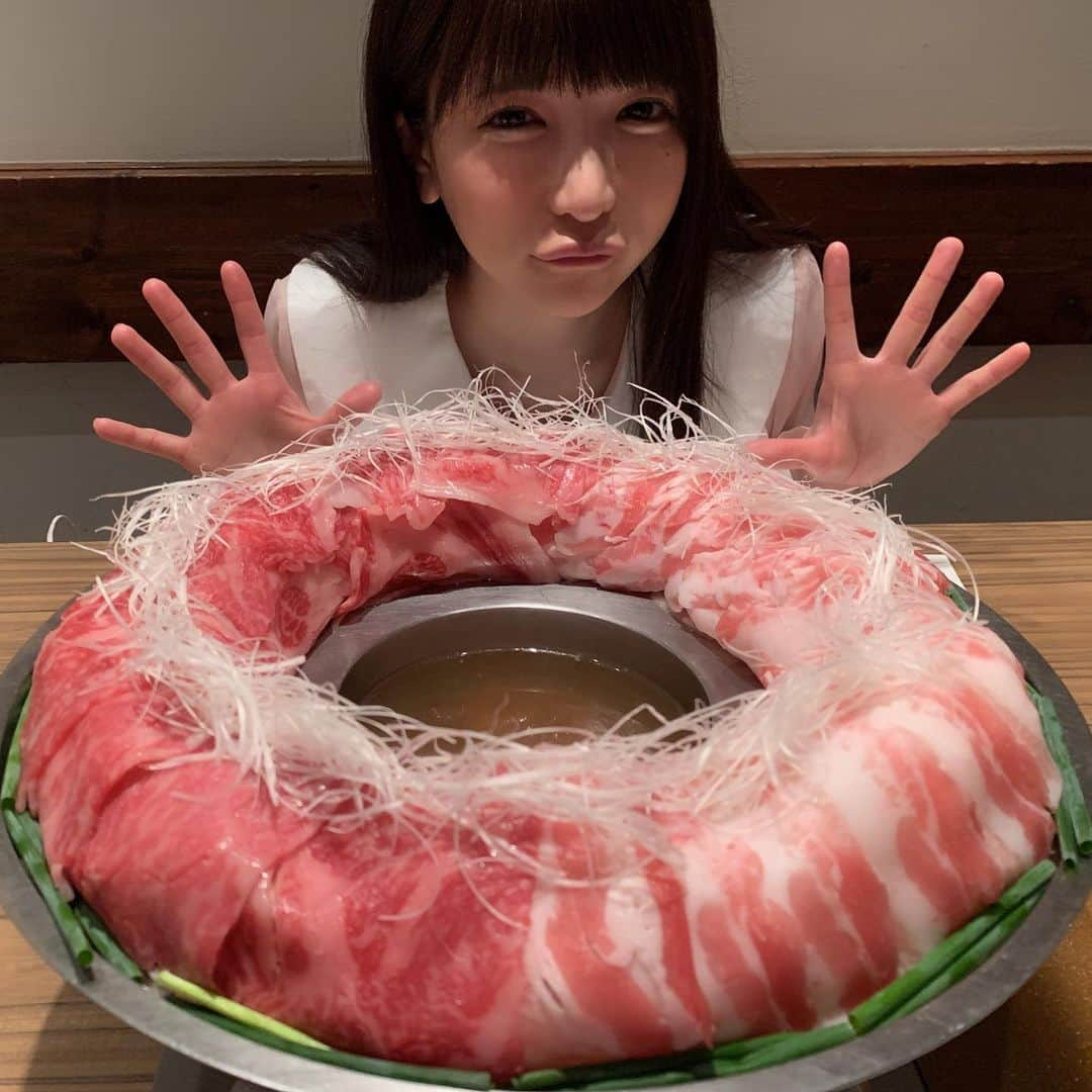 もえのあずきさんのインスタグラム写真 - (もえのあずきInstagram)「博多炊き肉🤤 炊き肉って鹿児島の郷土料理と思ってた🥺💓 牛ちゃんとかの鹿児島のは甘じょっぱい味付け、こちらの博多のはおだしですごくあっさり食べる感じで、どっちも美味しい☺️💓 追加で馬肉も炊いたった🐴  #博多炊き肉鍋 #炊き肉#金蔦#金蔦六本木店」6月21日 17時43分 - moeazukitty