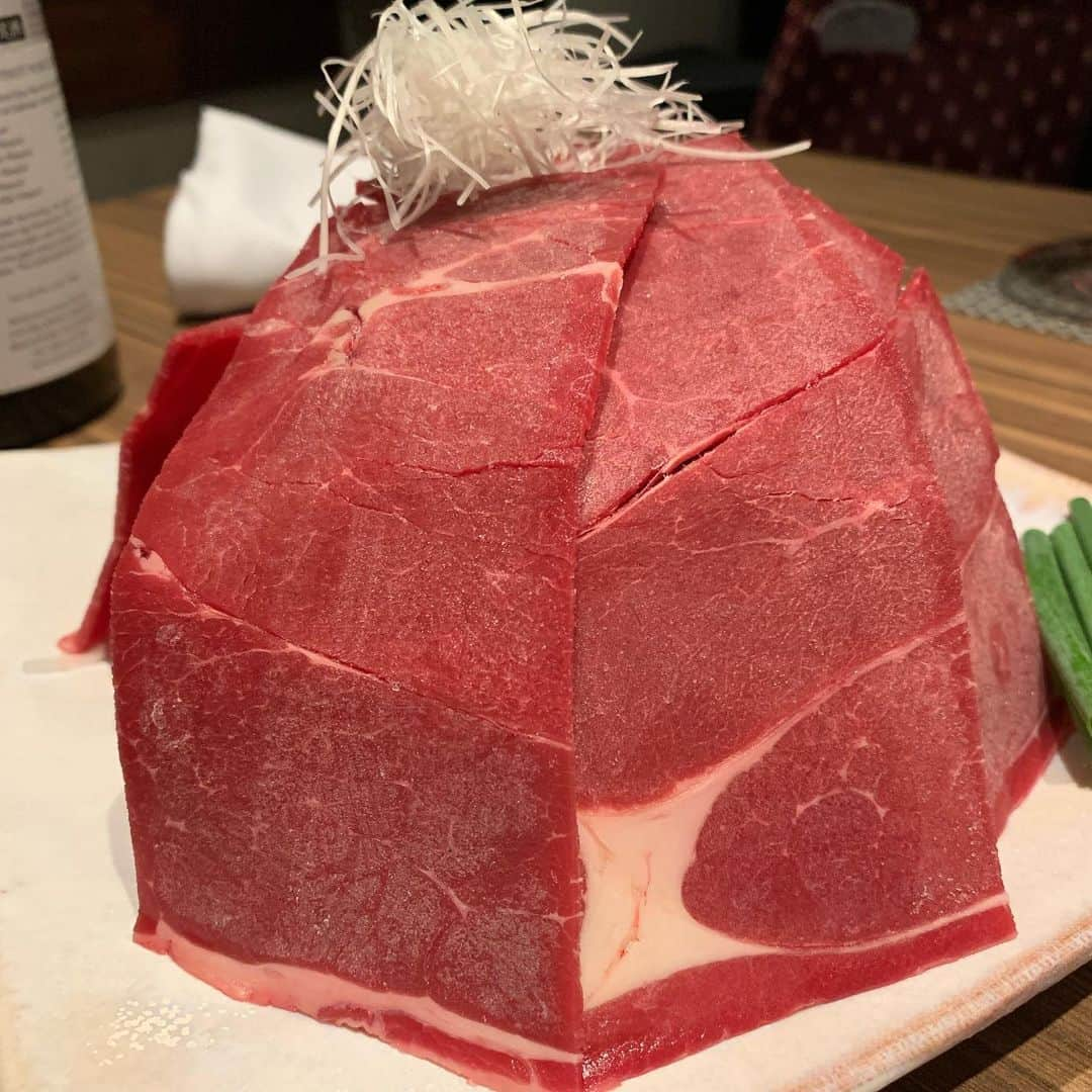 もえのあずきさんのインスタグラム写真 - (もえのあずきInstagram)「博多炊き肉🤤 炊き肉って鹿児島の郷土料理と思ってた🥺💓 牛ちゃんとかの鹿児島のは甘じょっぱい味付け、こちらの博多のはおだしですごくあっさり食べる感じで、どっちも美味しい☺️💓 追加で馬肉も炊いたった🐴  #博多炊き肉鍋 #炊き肉#金蔦#金蔦六本木店」6月21日 17時43分 - moeazukitty