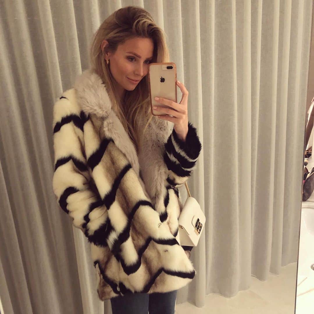 ジェニファー・ホーキンスのインスタグラム：「Date night in my new fave jacket!! 💘#fauxfur (tagged x)」
