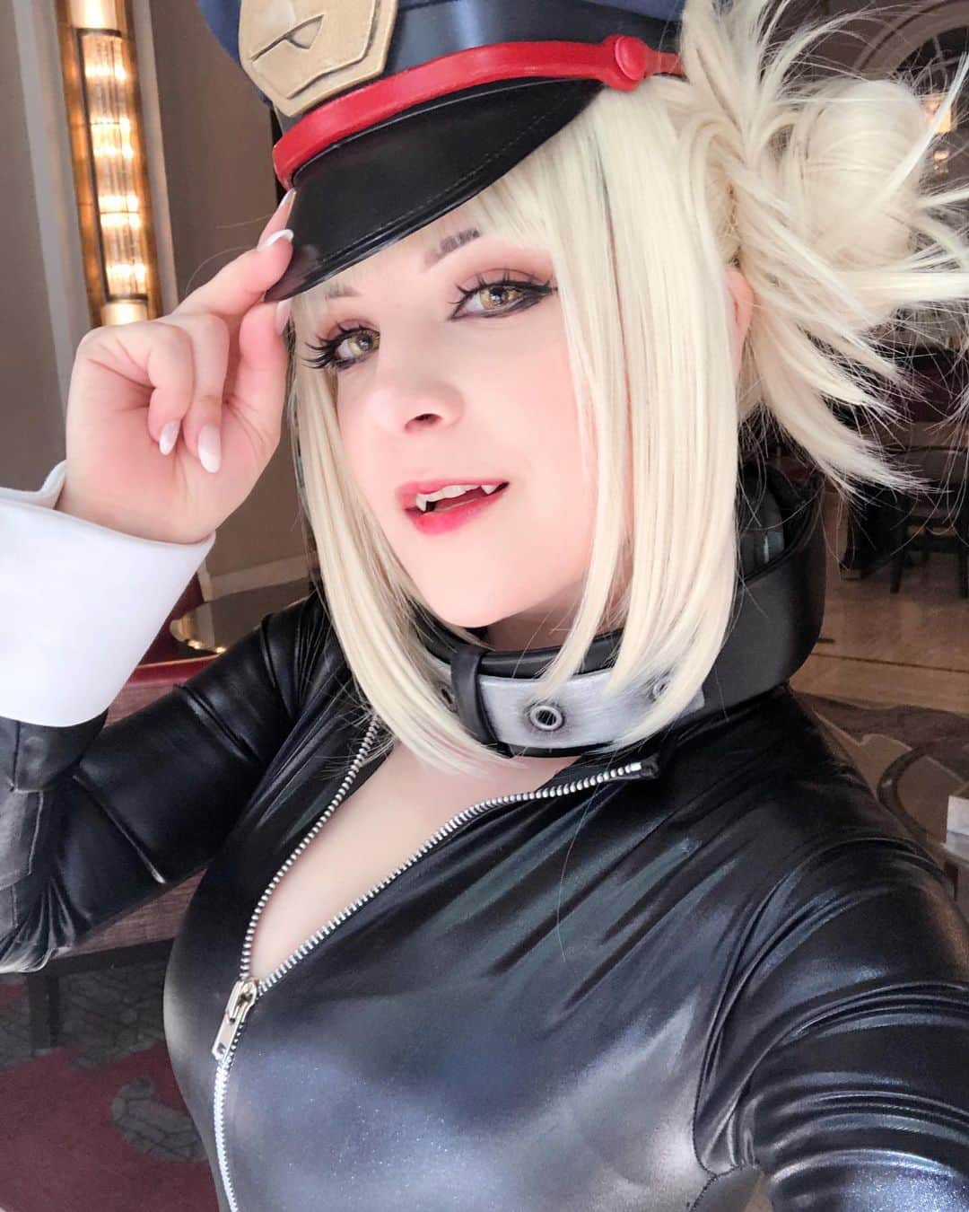 Tessaさんのインスタグラム写真 - (TessaInstagram)「Toga in Camie’s outfit from Day 2 of Fanime!💋I had so much fun wearing this and I’d love to bring it to another con, but I’m at the very least going to do a shoot in it soon! I wasn’t all that happy with my eye makeup this day but I never like my makeup as much at cons anyway.🙈 Hat made by me Wig styled by me Cuffs and collar borrowed from @blood.raven !」5月29日 2時56分 - hiso.neko
