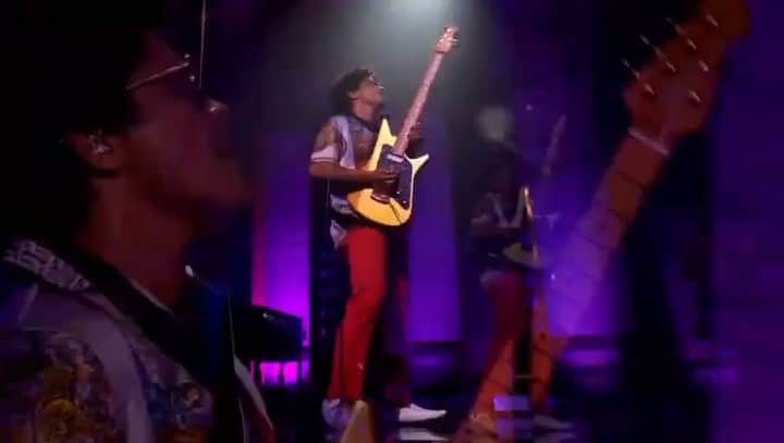 ブルーノ・マーズのインスタグラム：「Dipped in silk at the Apollo Theater!」
