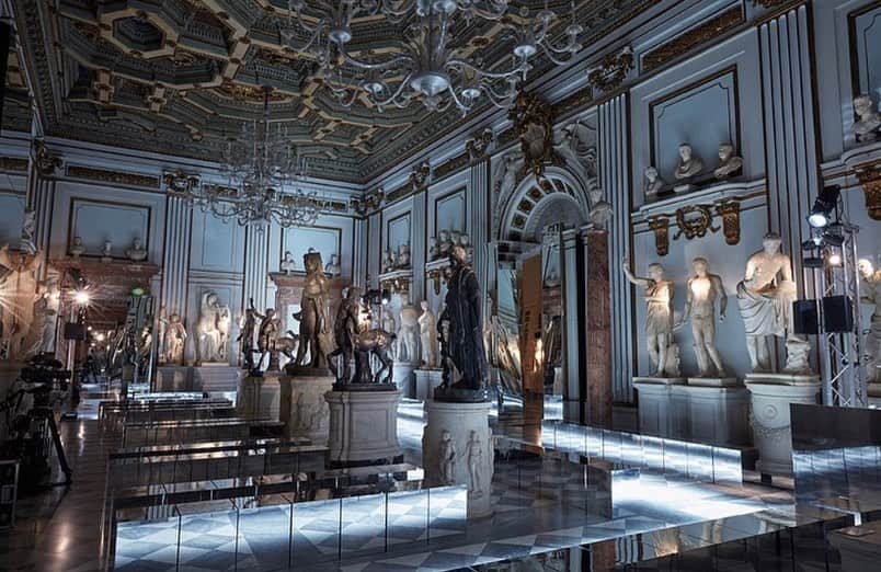 Vogue Italiaさんのインスタグラム写真 - (Vogue ItaliaInstagram)「A sneak peek at the spaces of the Musei Capitolini in Rome which will host the @gucci #GucciCruise20 women’s and men’s collection designed by @alessandro_michele. Watch the show live at 8PM on vogue.it」5月29日 2時54分 - vogueitalia