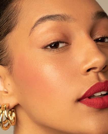 Smashboxのインスタグラム：「The freshest red lip that keeps on serving looks, 8 hours long.💄⁣ ⁣ Lips: Always On Liquid Lip in Bawse⁣ Cheeks: Cali Kissed Highlight + Blush Palette」