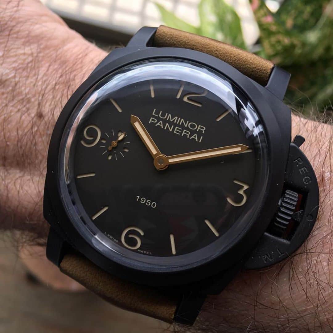 パネライのインスタグラム：「Such a beauty.  The #Panerai #PaM375 Composite 1950’s Luminor Marina with gold hands.  The watch looks black in this picture but the actual composite case is more of a dark brown with a dark brown dial to match. If you catch it in the light just right you can definitely tell. Pic by @watching_eric #paneraicentral」