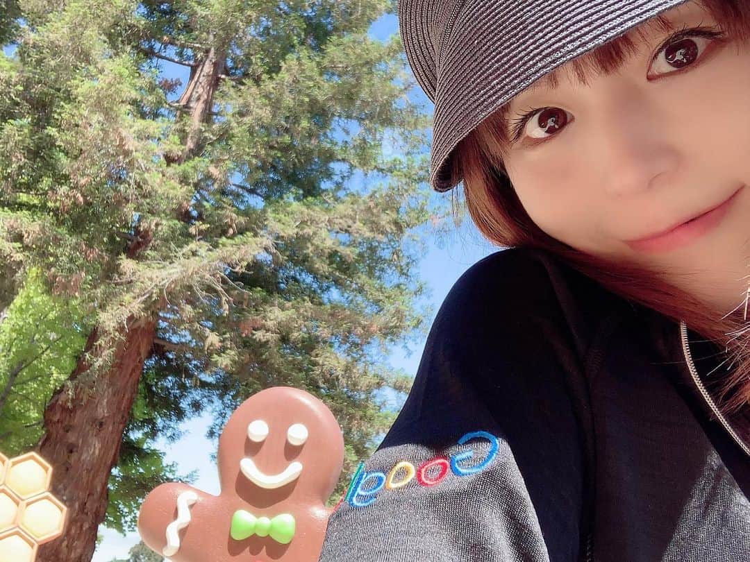 平野綾さんのインスタグラム写真 - (平野綾Instagram)「Google本社です🌈﻿ ﻿ 来てみてびっくりしたのは、﻿ 自分があまりにもGoogle色だったこと笑笑‼︎﻿ ﻿ 本当に偶然着ていったワンピがGoogleカラーで、﻿ 全身Googleの宣伝みたいになってました🤣﻿ ﻿ 旅先ではいつもGoogle先生にお世話になるので(主にGoogle Maps)、﻿ 全身で日頃の感謝を表してみました笑✨﻿ ﻿ ﻿ ﻿ #google #sanjose #siliconvalley﻿ #ayahirano #平野綾」5月29日 1時46分 - a_ya.hirano
