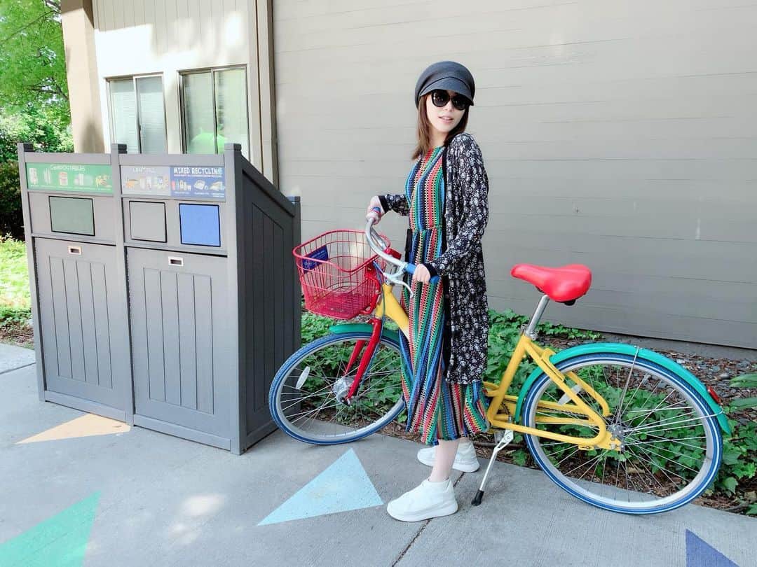 平野綾さんのインスタグラム写真 - (平野綾Instagram)「Google本社です🌈﻿ ﻿ 来てみてびっくりしたのは、﻿ 自分があまりにもGoogle色だったこと笑笑‼︎﻿ ﻿ 本当に偶然着ていったワンピがGoogleカラーで、﻿ 全身Googleの宣伝みたいになってました🤣﻿ ﻿ 旅先ではいつもGoogle先生にお世話になるので(主にGoogle Maps)、﻿ 全身で日頃の感謝を表してみました笑✨﻿ ﻿ ﻿ ﻿ #google #sanjose #siliconvalley﻿ #ayahirano #平野綾」5月29日 1時46分 - a_ya.hirano