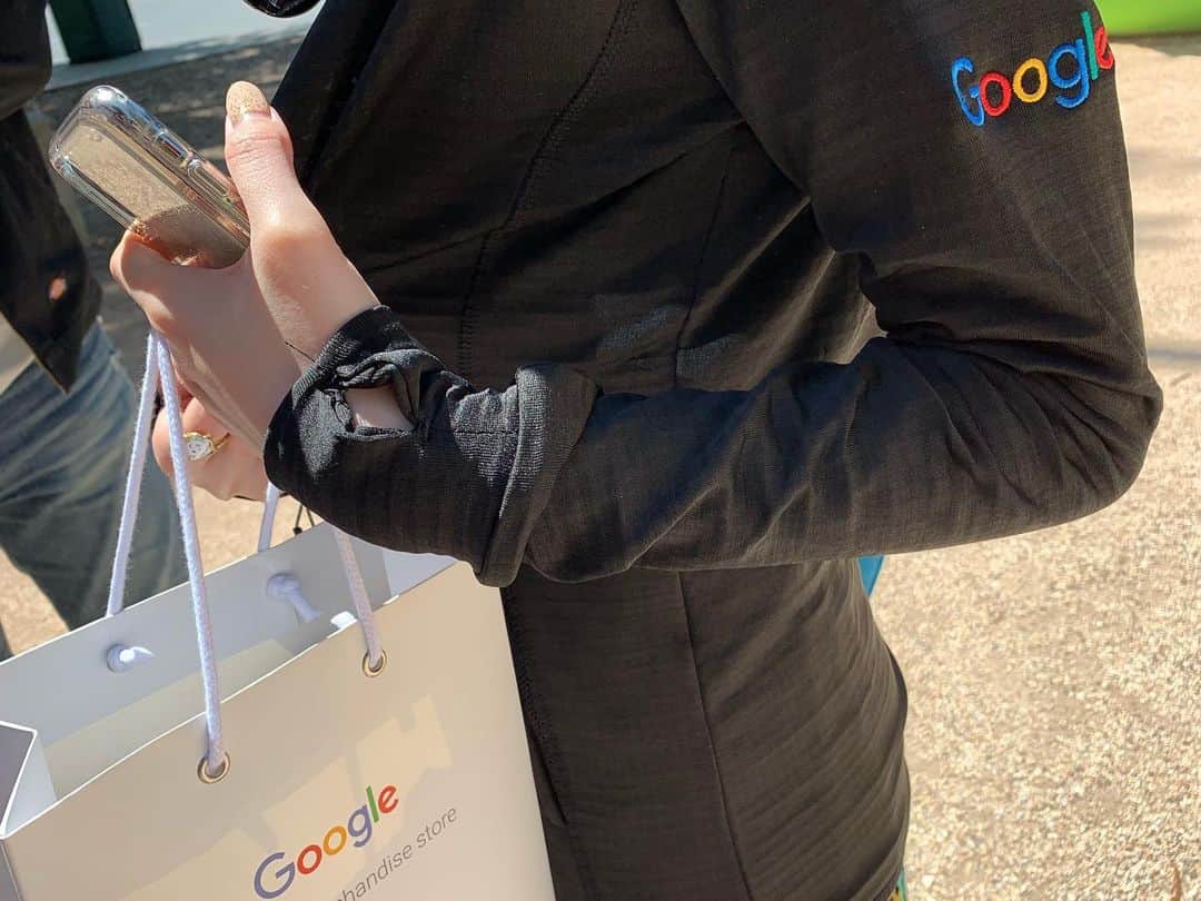 平野綾さんのインスタグラム写真 - (平野綾Instagram)「Google本社です🌈﻿ ﻿ 来てみてびっくりしたのは、﻿ 自分があまりにもGoogle色だったこと笑笑‼︎﻿ ﻿ 本当に偶然着ていったワンピがGoogleカラーで、﻿ 全身Googleの宣伝みたいになってました🤣﻿ ﻿ 旅先ではいつもGoogle先生にお世話になるので(主にGoogle Maps)、﻿ 全身で日頃の感謝を表してみました笑✨﻿ ﻿ ﻿ ﻿ #google #sanjose #siliconvalley﻿ #ayahirano #平野綾」5月29日 1時46分 - a_ya.hirano