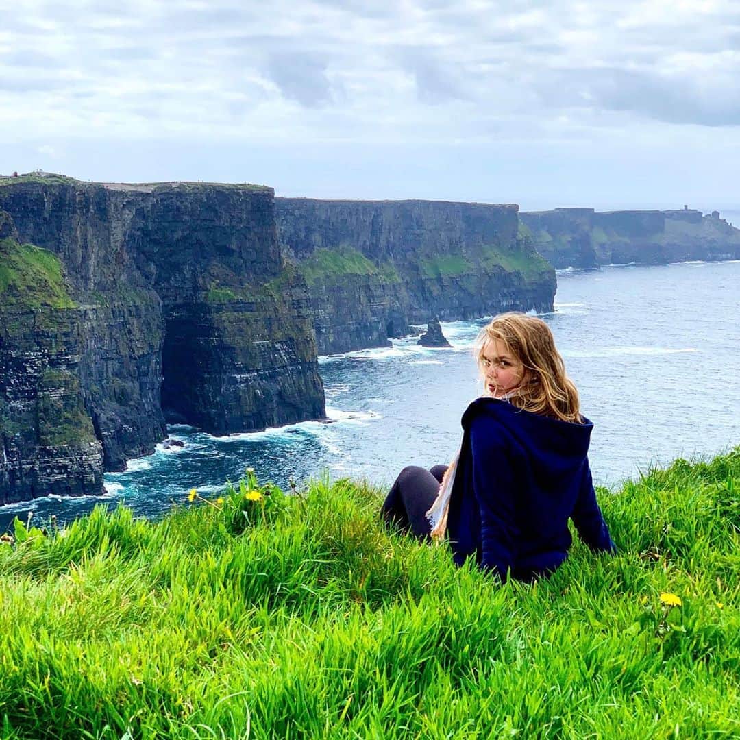 ニコル・ラジコワのインスタグラム：「edge of the world」