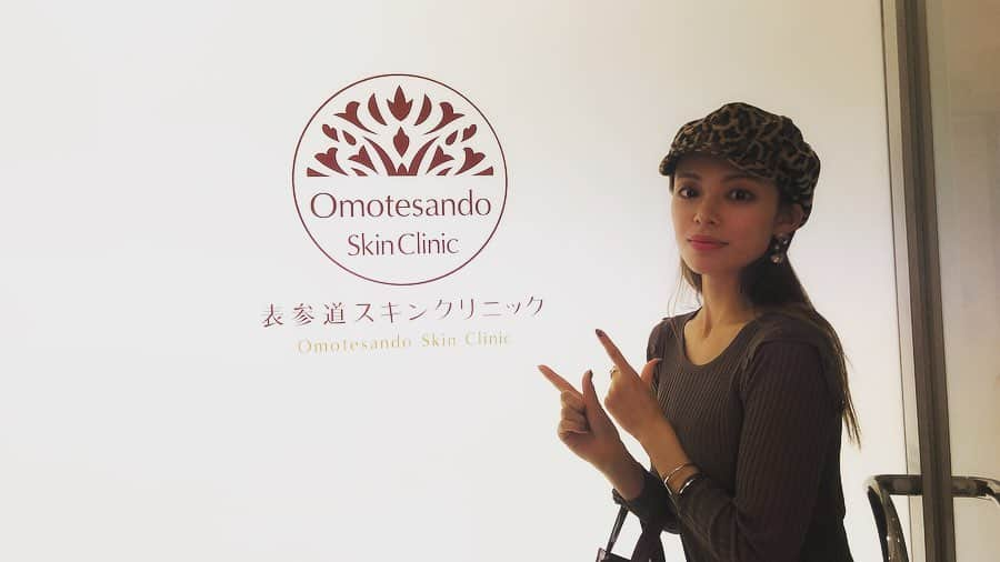 SHO-NOさんのインスタグラム写真 - (SHO-NOInstagram)「こないだ表参道スキンクリニック（ @omotesando_skinclinic ）に行ってきたよ😤🤙 前回は名古屋院 （ @omotesando.nagoya ）だったけど、今回は表参道院（笑）てゆかよく考えたら表参道スキンクリニック名古屋院っておもしろいね、5年前くらいのあたしなら名古屋院っていわれても表参道行ってたかもしれんわ😉 . . 今回表参道スキンクリニック行ったのは脱毛！！！ ワキ、背中の脱毛してきました～👏👏 . . 医療脱毛で既に5回やり終えてるんだけど、5回じゃあちゅるんちゅるんなワキにはならないので表参道スキンクリニックで脱毛してもらってきました😚😚 . . ワキ脱毛初回100円🙌とか 全身脱毛500円🙌 とかやってる脱毛サロンよくあるけど、まじで、ぜったいにぜったいにやめた方がいい！！ほんとに！！ . . 医療脱毛なら ☑️脱毛にかかる時間 全身でも1～1.5時間と超スピーディー！ 短時間で広範囲脱毛が可能😚  エステ等の脱毛機は出力が弱いのと、ジェルも併用するから施術時間は医療レーザーに比べ約3倍かかる！😭 . . ☑️ 脱毛に通う期間や通う回数個人差や部位にもよるけど、1ヵ月から1ヶ月半に1回程度の通院頻度、約5回の通院回数で自己処理から解放される！✨ エステだと施術回数は医療レーザーに比べて約3～4倍かかるよ😭 . . 医療脱毛は高い！ってイメージがあると思うけど、エステだと何十回も通わないといけない！医療脱毛なら5回通えば自己処理から解放される🕺🕺トータルだとかかってるお金はかわらないよ！むしろ医療脱毛のほうが早く終わるから、同じくらい脱毛したい！って思うとエステのほうがお金かかったりするw . . だから医療脱毛の方がおすすめ！！😤💪 . .  医療脱毛してる姿ってなかなかみることないじゃん。だから体張って撮ってきましたwwふつうにはずい 3枚目とかシュールすぎるら(爆) 光から目を守るためにターミネーターみたいなメガネされます . そのあと、背中の毛は自分じゃそれないから、キレイなお姉さま方に剃毛してもらいます . 赤ペンで脱毛するところをマーキング！（赤ペン先生ってしってる？なつかしいら） . 脱毛スタート！あたしはもう5回おわってるらアレだけど、1回目とかなかなか痛いよ😉ww . . こんなかんじ！！ 脱毛してるところとかグラビアの撮影より恥ずかしかったからまじで参考にして(爆) 脱毛しようかなーって悩んでる子はぜひ表参道スキンクリニックへ！😳🤙 . . #表参道スキンクリニック #脱毛 #医療脱毛 #スキンケア #美肌 #美容 #美白 #美白美肌脱毛  #医療脱毛レポ #全身脱毛 #表参道サロン #2枚目ちゃんと話聞いてんのか #ターミネーター系女子」5月29日 1時44分 - shono.contact